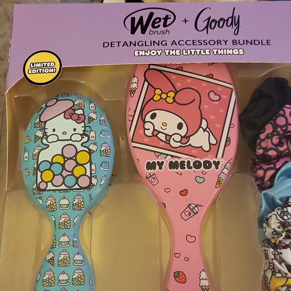 Hello Kitty&Friends 2 Detangler Wet Brushes+4 Goody Ouchless Scrunchies